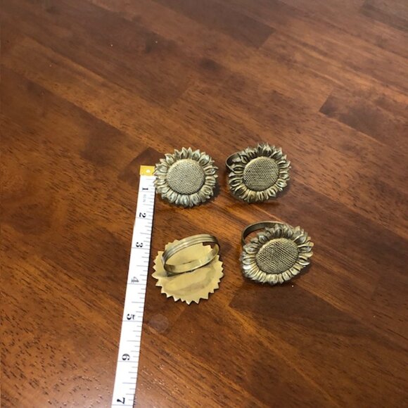 Sunflower Metal Napkin Ring Holders Set of 4 Pre-Owned. - Picture 8 of 13